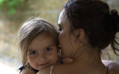 Montessori et l’Équilibre Affectif : Renforcer l’Indépendance et les Liens Parentaux