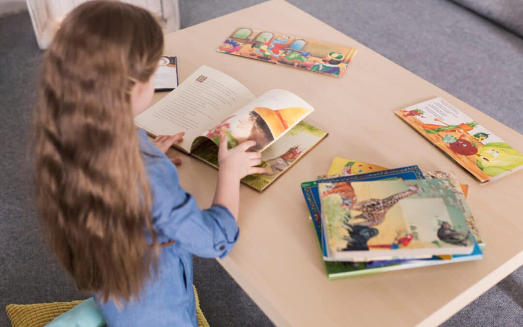 Choisir son mobilier pour enfant : faut-il se calquer sur le mobilier scolaire ?