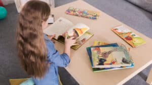 Choisir son mobilier pour enfant : faut-il se calquer sur le mobilier scolaire ?