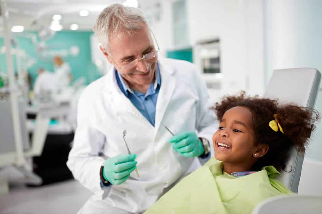 enfant consulter orthodontiste