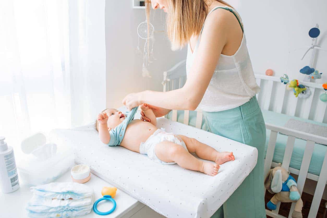 Différences entre un matelas à langer classique et un modèle ergonomique adapté à la motricité